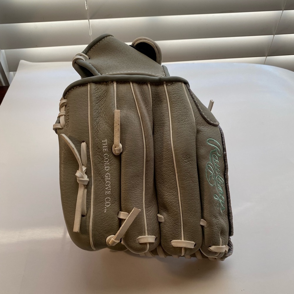 RAWLINGS ⚾️ Sure Catch Softball Glove - to be worn on right hand to catch - Picture 3 of 6